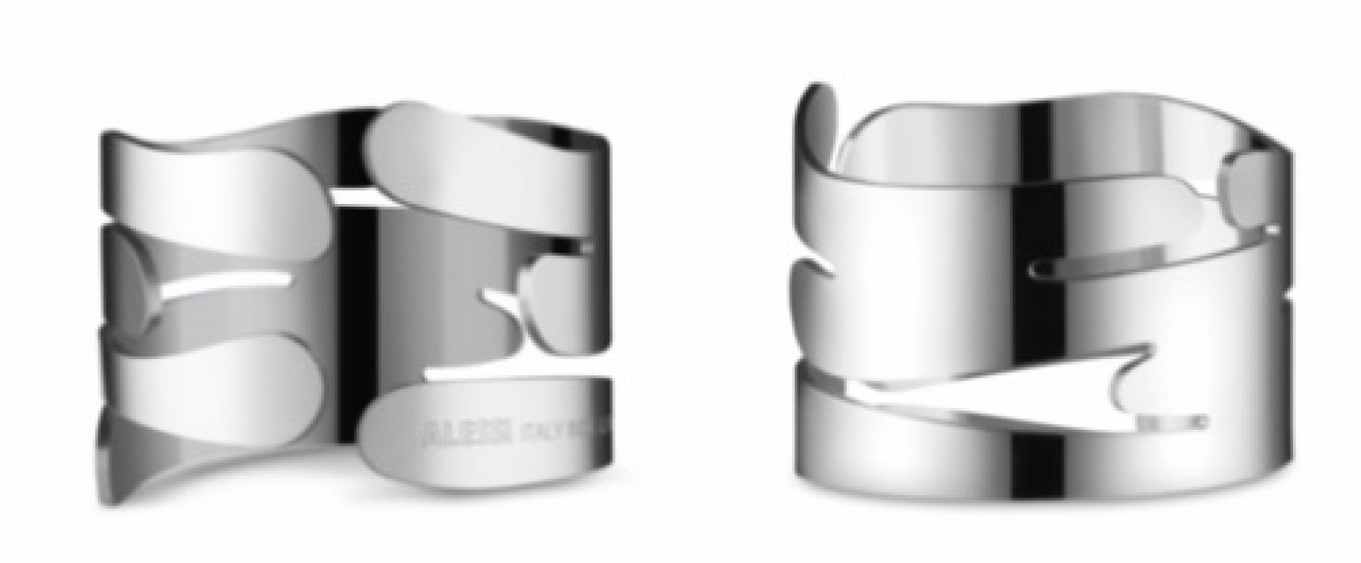 Zwei silberne Alessi Serviettenringe "Barkring" mit modernem, offenem Design für stilvolle Tischdekoration.